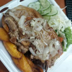 Chuletón de Cerdo Encebollado