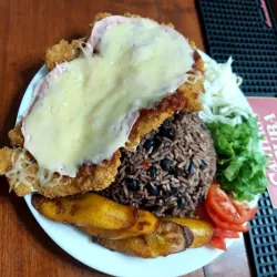 Filete de pescado empanado con jamón y gratinado con queso Gouda