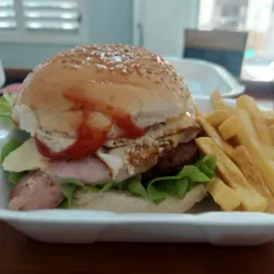 ⁠Hamburguesa de la casa