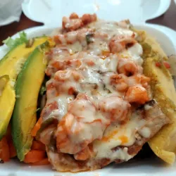 Pescado Loco cubierto con langosta Enchilada Gratinada con queso Gouda