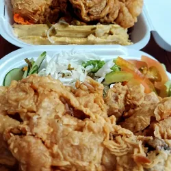 Pollo frito al estilo kentucky + guarniciones