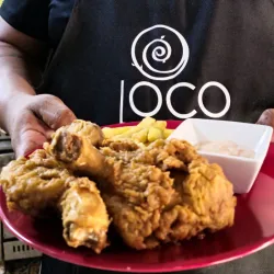 Pollo frito estilo Kentucky con salsa Rosa