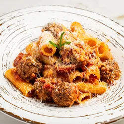 Rigattoni con Albóndigas de la Abuela