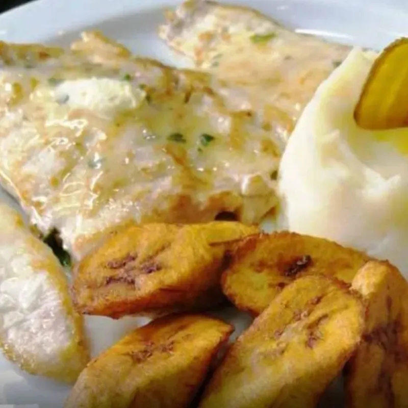 Filete de pescado napado con queso