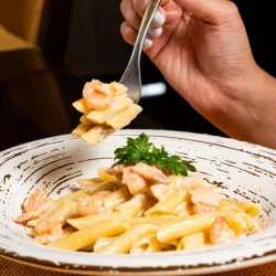Penne al Salmón y Camarones