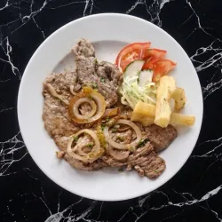 Bistec de cerdo encebollado