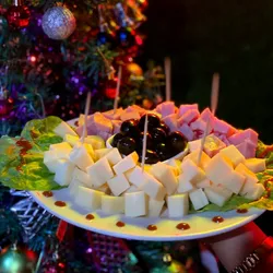 Entremés de jamón, queso y aceitunas