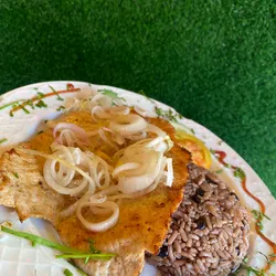 Bistec de cerdo encebollado