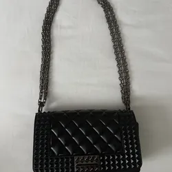 Bolso negro tipo diseñador con cadena metálica – estilo elegante y moderno