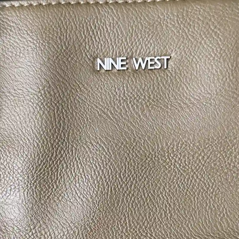 Bolso Nine West Nuevo Original – Elegante, Espacioso Color Beige/Oliva