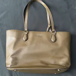 Bolso Nine West Nuevo Original – Elegante, Espacioso Color Beige/Oliva