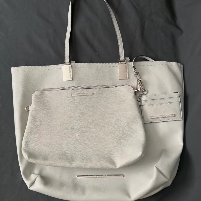 Bolso Steve Madden Nuevo con Cartera Incluida – Gris Elegante