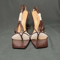 Sandalias de tacón alto Fashion Nova talla 7 – estilo elegante con tiras y acabado tipo piel de serpiente.