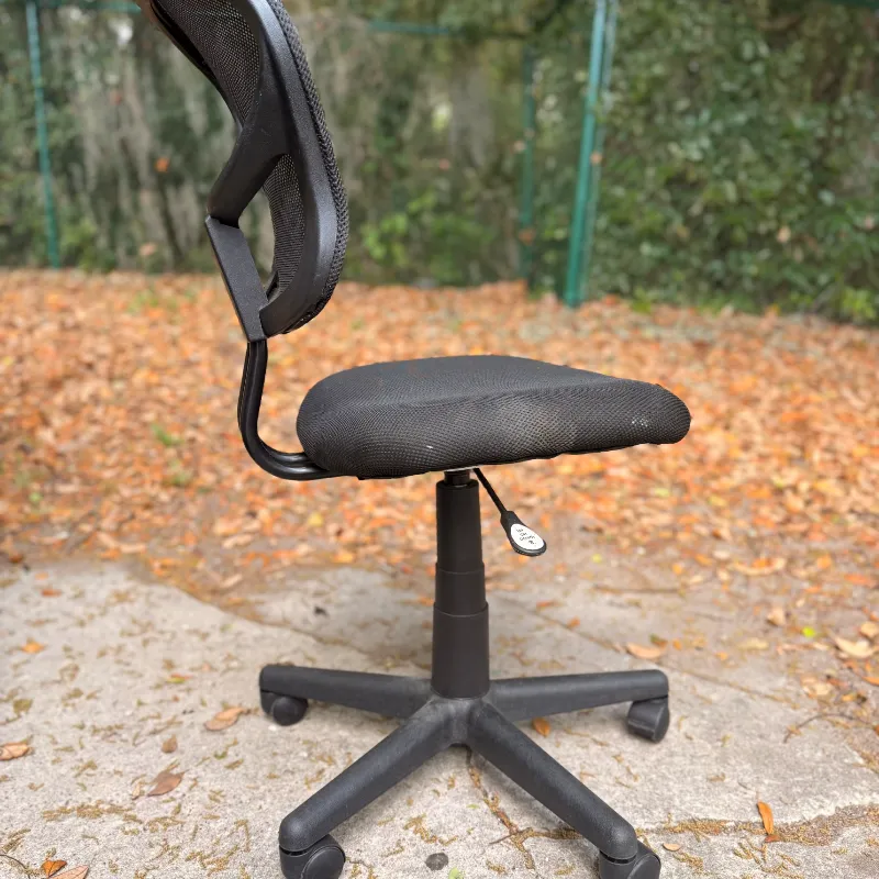 Silla de Oficina Ajustable con Ruedas – Compacta y Cómoda