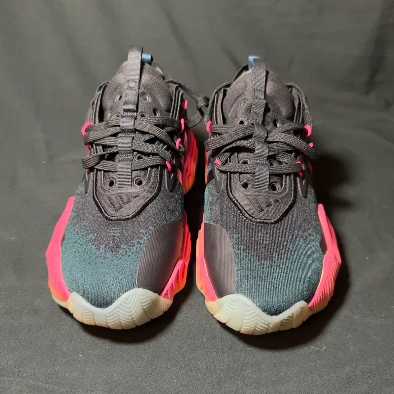 Tenis Adidas Niño/Joven Talla 4.5 Nuevos – Diseño Moderno Negro con Suela Neon