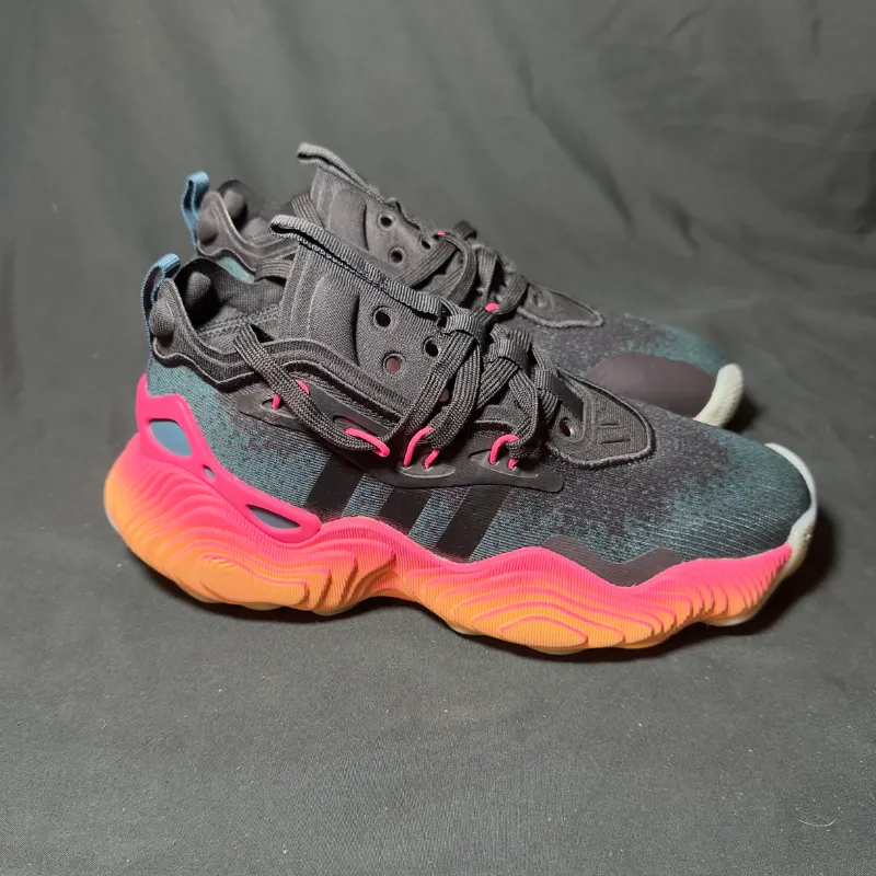 Tenis Adidas Niño/Joven Talla 4.5 Nuevos – Diseño Moderno Negro con Suela Neon