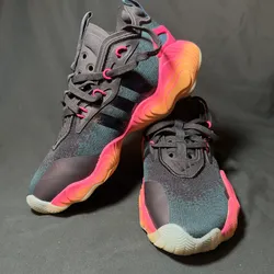 Tenis Adidas Niño/Joven Talla 4.5 Nuevos – Diseño Moderno Negro con Suela Neon