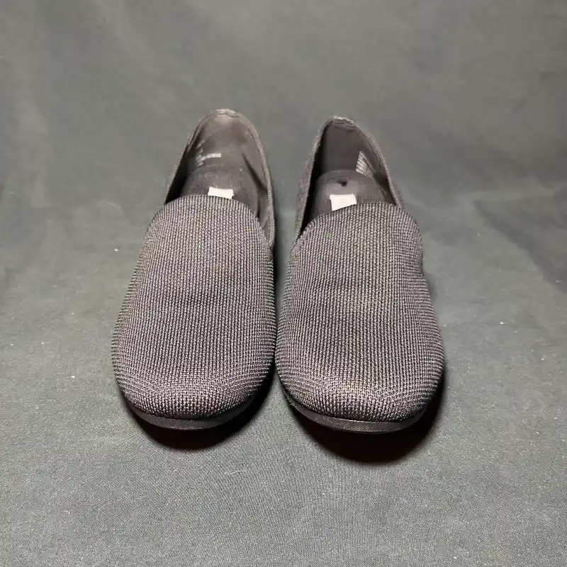 Zapatos Steve Madden talla 8.5 – slip-on negros elegantes y cómodos (nuevos en caja)