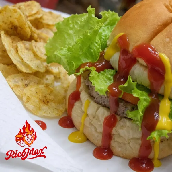 Nuestra principal oferta son unas exquisitas hamburguesas hechas de forma artesanal con exquisito sabor hogareño además de batidos de frutas naturales.