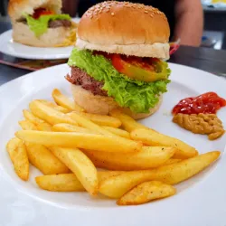 Hamburguesa de res con papa