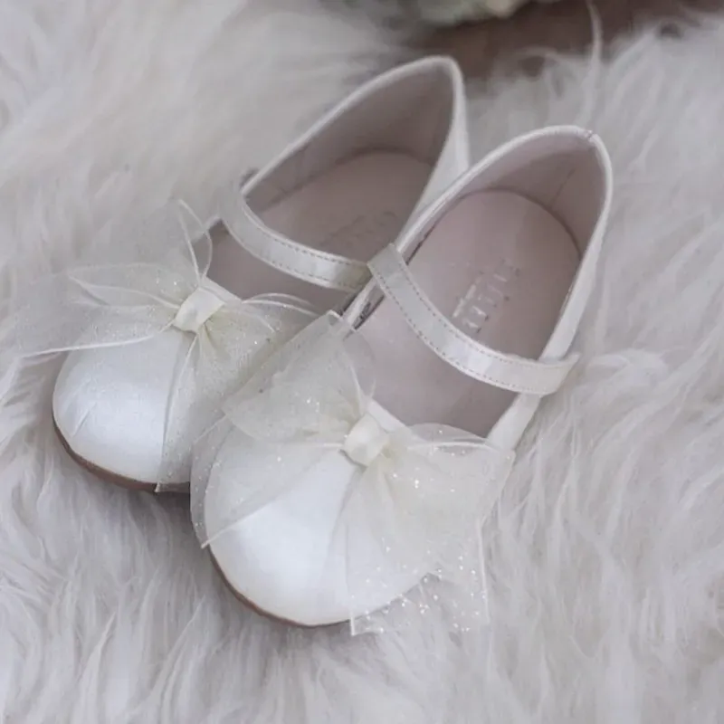 Hermosas zapatillas para bebé en $1900con domicilio incluído. Miden 12cm de largo.