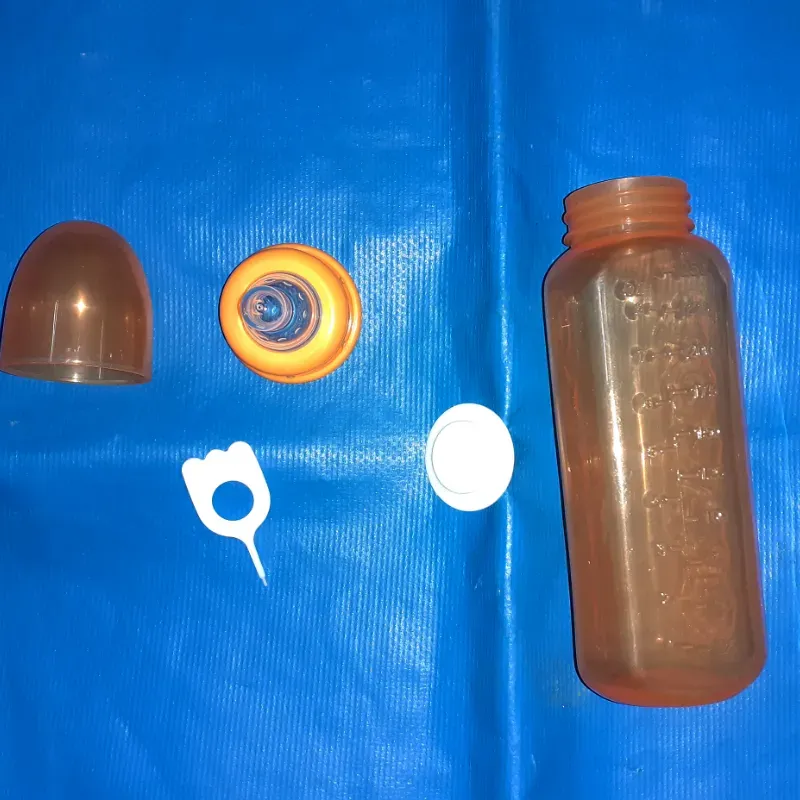 Juego de biberón con todos sus accesorios 