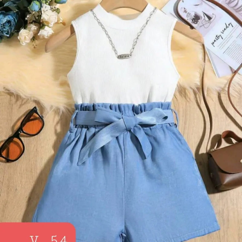 Blusa blanca y short azul con lazo 