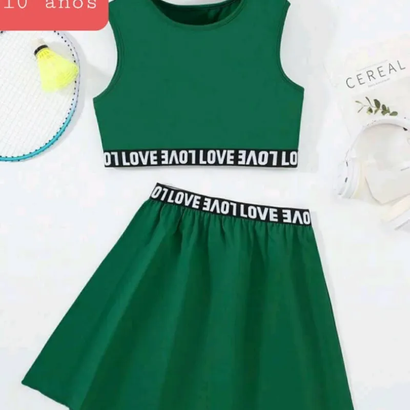 Conjunto de saya verde y blusa corta 