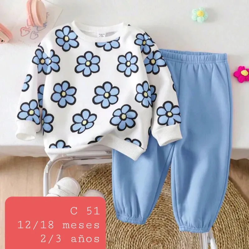 Pantalon azul abrigo flores