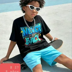 Pulover negro y short azul claro 