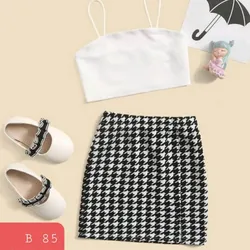 Saya de cuadro y blusa corta 