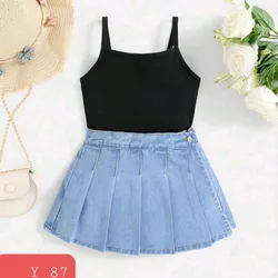 Saya de mezclilla y blusa negra 