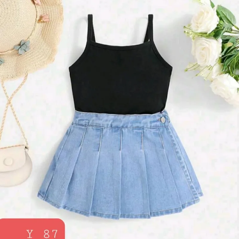 Saya de mezclilla y blusa negra 