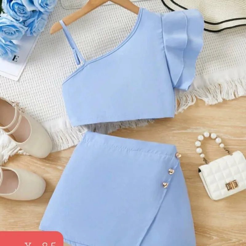Saya short y blusa corta de un solo hombro 