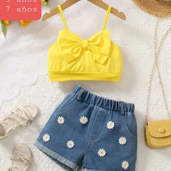 Short de Mezclilla y blusa corta amarilla 