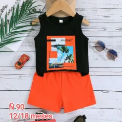 Short naranja camiseta negra palmas 