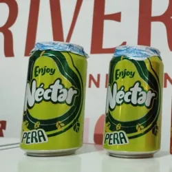 Latas de jugo de pera