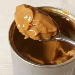 Latas de leche condensada cocinada
