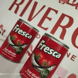 Latas de sardinas en salsa de tomate