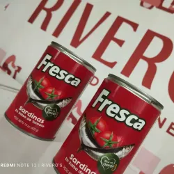 Latas de sardinas en salsa de tomate