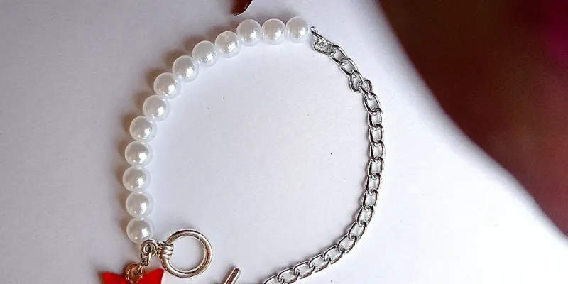 Pulsera de perlas y cadena