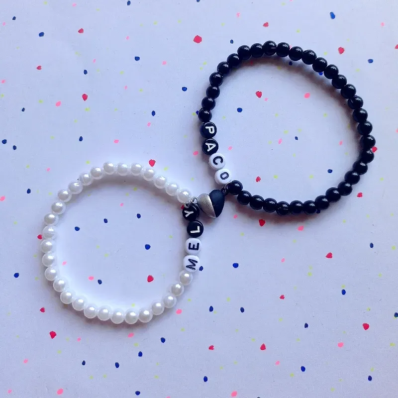 Pulseras de bolas y corazón 