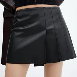 Falda negra de pliegues