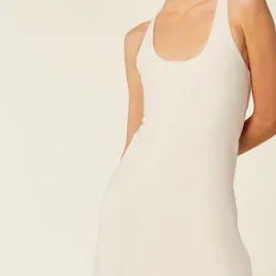 Vestido con short deportivo beige
