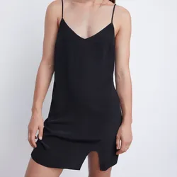 Vestido negro corto de abertura