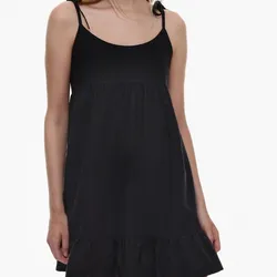 Vestido negro corto de vuelos
