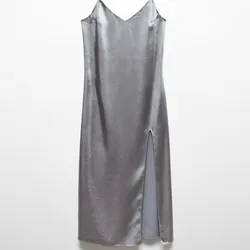 Vestido plateado de abertura