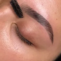 Glow Harmony 💎 – Equilibrio perfecto entre rostro y cejas.