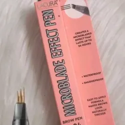Lápiz para cejas efecto Microblading marca Lacura