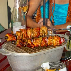 Brochetas al carbón ( cerdo)